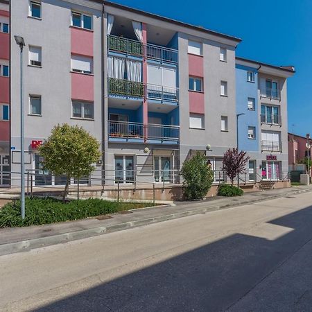 Apartment Melarnian Near The Beach In Умаг Экстерьер фото