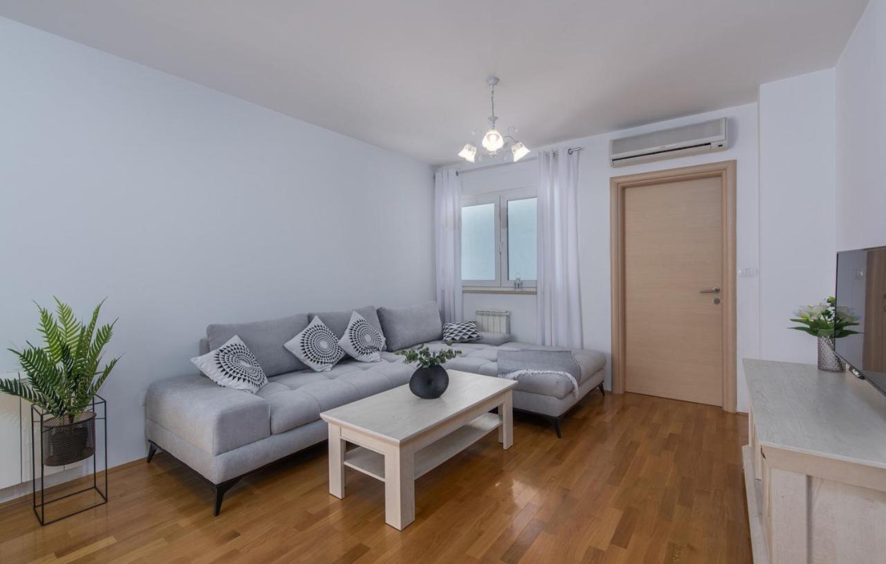 Apartment Melarnian Near The Beach In Умаг Экстерьер фото